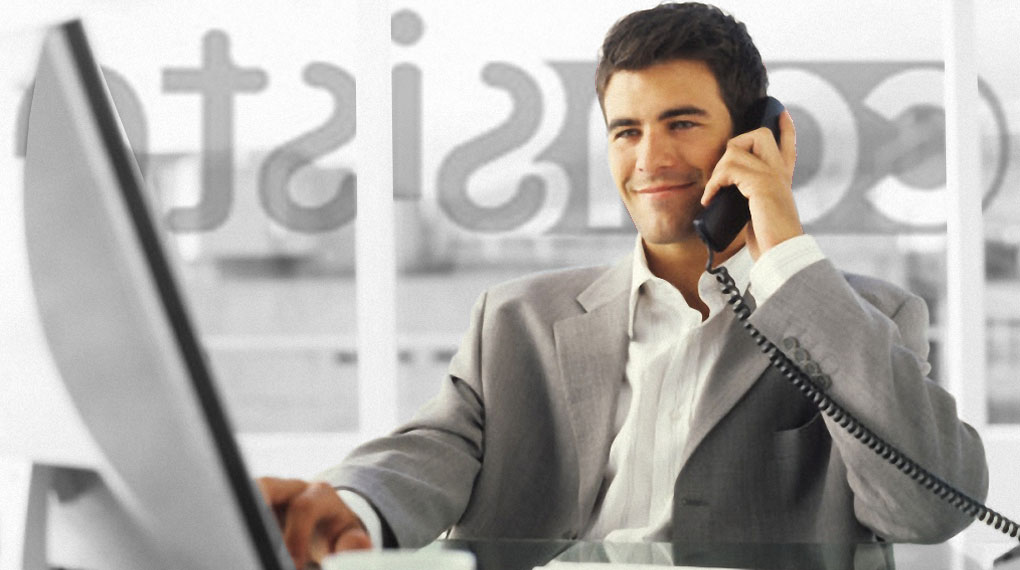 Atención personalizada. Su ordenador en buenas manos Un hombre al teléfono. Atención personalizada. Su ordenador en buenas manos